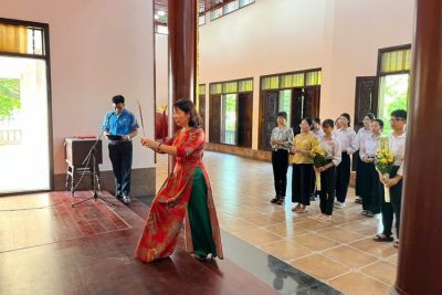 Trường THPT A Hải Hậu tổ chức viếng thăm đền liệt sĩ để tưởng nhớ công ơn Bác Hồ kính yêu, các Bà mẹ Việt Nam anh hùng cùng các anh hùng liệt sĩ.