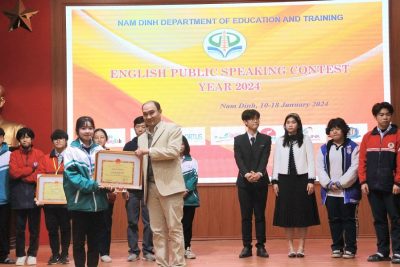 Trường THPT A Hải Hậu đạt Cờ giải Nhất toàn đoàn trong Hội thi Hùng biện Tiếng Anh cấp tỉnh lần thứ XII, năm học 2023-2024