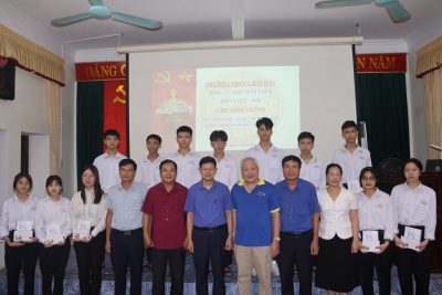 Chương trình Trao tặng sách“100 bức thư cuối tuần” của Nhà giáo Ưu tú Lê Quốc Ca và trao thưởng học sinh xuất sắc của các anh chị Cựu học sinh Lớp E khóa 1977–1980 Trường THPT A Hải Hậu