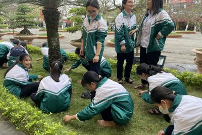 Đoàn viên thanh niên trường THPT A Hải Hậu tích cực trồng, chăm sóc cây xanh tại khuôn viên trường