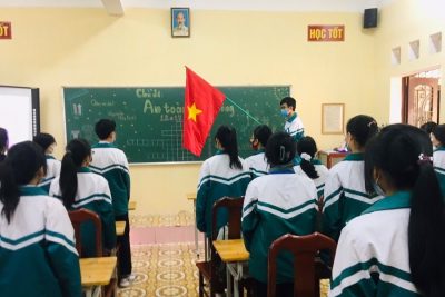 Sinh hoạt đầu tuần theo đơn vị lớp về “Tầm quan trọng của việc tuân thủ các quy tắc an toàn giao thông”