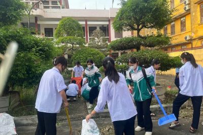 Học sinh Trường THPT A Hải Hậu chung tay vệ sinh trường lớp, sẵn sàng cho năm học mới