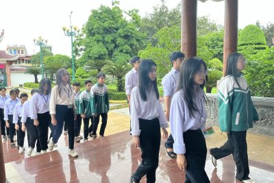 Thầy và trò Trường THPT A Hải Hậu tri ân các anh hùng liệt sĩ trước thềm tổng kết năm học 2024–2025.