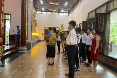 Thầy trò trường THPT A Hải Hậu dâng hương tưởng nhớ Bác Hồ kính yêu, các Bà mẹ Việt Nam Anh hùng đã khuất, các Anh hùng liệt sĩ trước thềm Khai giảng năm học mới