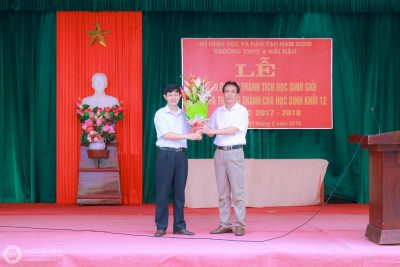 Trường THPT A Hải Hậu tổ chức lễ tuyên dương thành tích học sinh giỏi, tri ân và trưởng thành của học sinh khối 12 năm học 2017 -2018